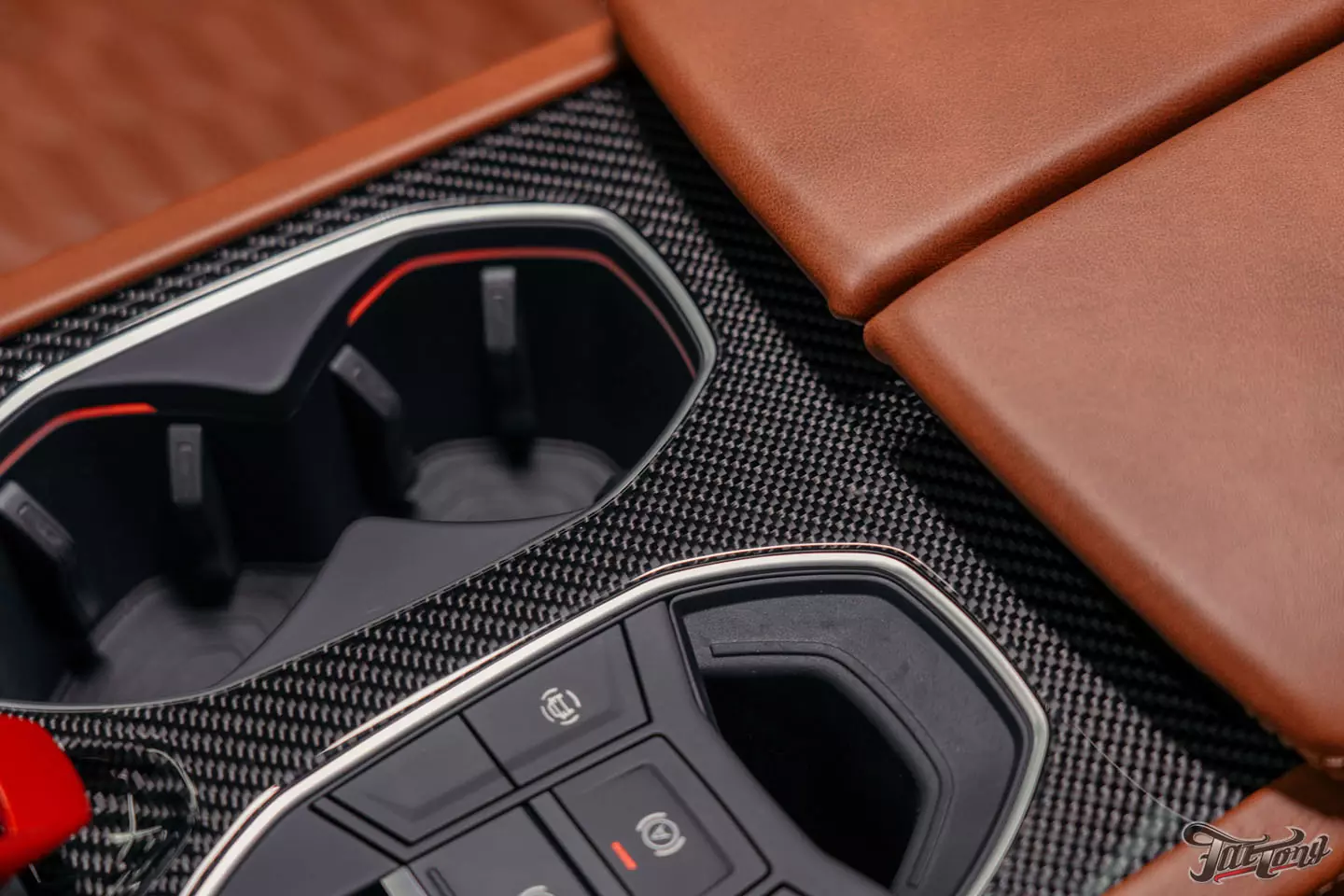 Ламинация элементов салона карбоном в шикарном Lamborghini Urus